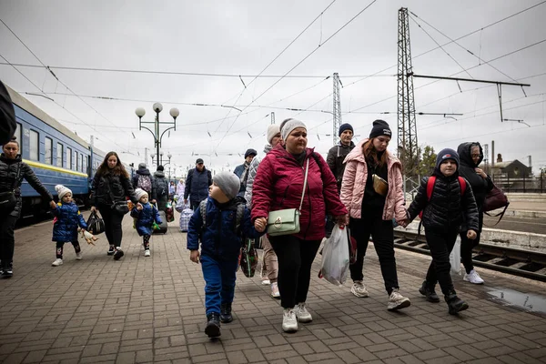 Lviv Ukrajina Apr 2022 Válka Ukrajině Uprchlické Ženy Děti Starší — Stock fotografie