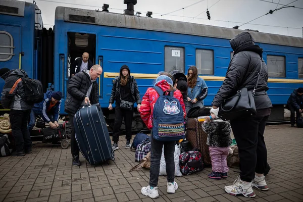 Lviv Ukraine Apr 2022 Oorlog Oekraïne Vluchtelingen Vrouwen Kinderen Ouderen — Stockfoto