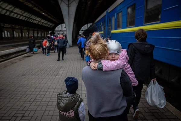Lviv Ukraine Apr 2022 Війна Україні Маленька Дівчинка Плечі Мами — стокове фото
