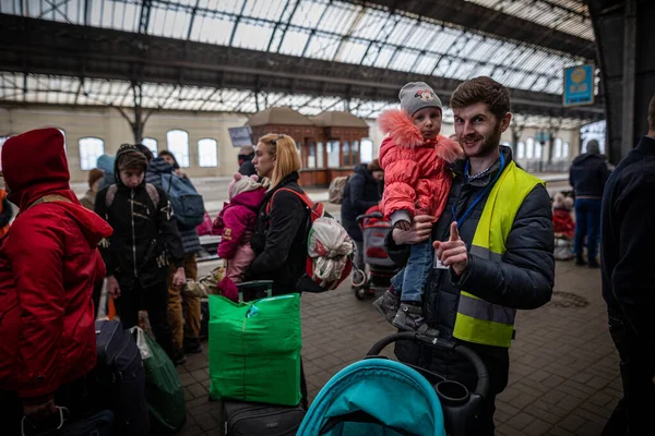 Лвив Украина Февраля 2022 Года Война Украине Добровольцы Помогают Беженцам — стоковое фото