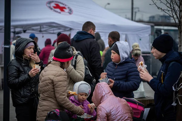 LVIV, UKRAINE - APR 02, 2022: Dünya Merkezi Mutfak ve Kızılhaç çadır kampında gönüllü olarak çalışan ve savaştan zarar görmüş binlerce mültecinin Lviv Tren İstasyonu 'ndaki Avrupa' ya kaçmasına yardım eden insanlar.