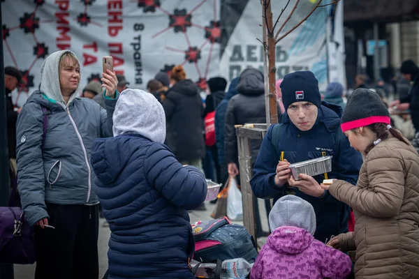 Lviv Ukraine Apr 2022 Önkéntesek Világ Központi Konyhája Vöröskereszt Sátortáborában — Stock Fotó