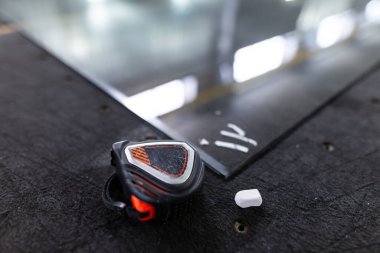 Cam levhadan yapılmış çift camlı pencere üretimi için bir fabrika. Cam kesme çizgisinin yanındaki paletlerde cam levhalar var. Kesme masasında rulet.