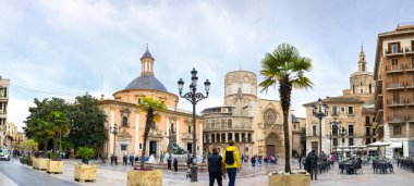 VALENCIA, SPAIN - 18 Nisan 2021: Valencia Katedral Tapınağı, Basilica de la nuestra senora de los desamparados ve Turia Fountain ile Aziz Meryem Meydanı 'nın panoramik manzarası