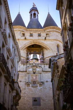 BORDEAUX, FRANCE - NOV 23, 2021: La Grosse Cloche (Bordeaux 'nun Büyük Çanı) 15. yüzyılda belediye binasının 7.75 tonluk çanı ile çan kulesi, özel durumlarda halka şeklinde yapılmıştır..