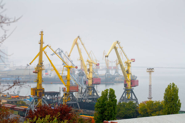 Одесса, Украина - 22 октября 2019 года: Осенний туман в морском грузовом порту. Уровнемеры в угольном терминале и металло- и минеральном терминале