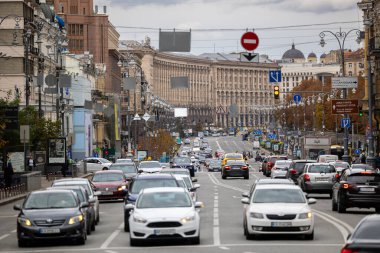 Kyiv, Ukrayna - OCT 01, 2022: Ukrayna ana Ukrayna caddesi Khreschatyk 'e sıcak bir sonbahar haftasonunda bakın. Sokakta günlük araba trafiğinin resmi. Büyük bir şehir..