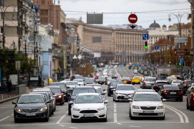 Kyiv, Ukrayna - OCT 01, 2022: Ukrayna ana Ukrayna caddesi Khreschatyk 'e sıcak bir sonbahar haftasonunda bakın. Sokakta günlük araba trafiğinin resmi. Büyük bir şehir..