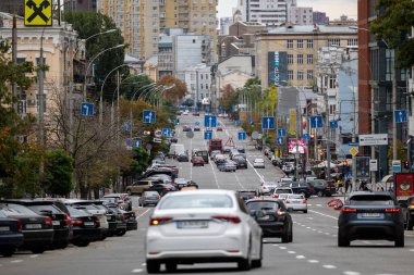 Kyiv, Ukrayna - 0CT 01, 2022: sıcak sonbahar haftasonunda Antonovich caddesine bakın. Sokakta günlük araba trafiğinin resmi. Büyük bir şehir..