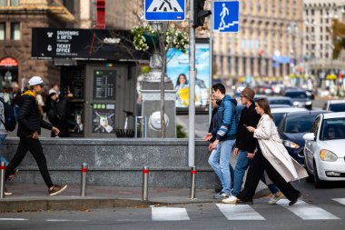 Kyiv, Ukrayna - OCT 01, 2022: İnsanlar, vatandaşlar ve konuklar, başkentin tarihi merkezinde sermaye gezintisinde sıcak bir sonbahar haftasonu geçiriyorlar ve alışverişe çıkıyorlar. Büyük bir şehirde günlük bir sokak hayatı.