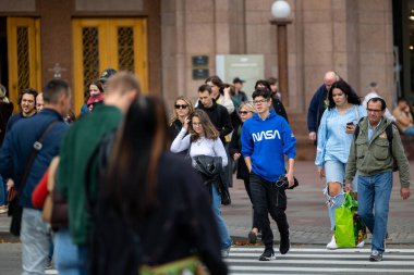 Kyiv, Ukrayna - OCT 01, 2022: İnsanlar, vatandaşlar ve konuklar, başkentin tarihi merkezinde sermaye gezintisinde sıcak bir sonbahar haftasonu geçiriyorlar ve alışverişe çıkıyorlar. Büyük bir şehirde günlük bir sokak hayatı.