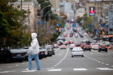 Kyiv, Ukrayna - OCT 01, 2022: İnsanlar, vatandaşlar ve konuklar, başkentin tarihi merkezinde sermaye gezintisinde sıcak bir sonbahar haftasonu geçiriyorlar ve alışverişe çıkıyorlar. Büyük bir şehirde günlük bir sokak hayatı.