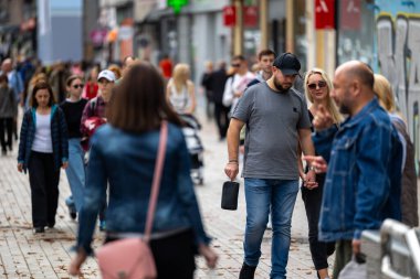Kyiv, Ukrayna - OCT 01, 2022: İnsanlar, vatandaşlar ve konuklar, başkentin tarihi merkezinde sermaye gezintisinde sıcak bir sonbahar haftasonu geçiriyorlar ve alışverişe çıkıyorlar. Büyük bir şehirde günlük bir sokak hayatı.