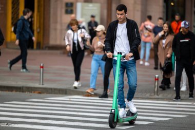 Kyiv, Ukrayna - OCT 01, 2022: İnsanlar, vatandaşlar ve konuklar, başkentin tarihi merkezinde sermaye gezintisinde sıcak bir sonbahar haftasonu geçiriyorlar ve alışverişe çıkıyorlar. Büyük bir şehirde günlük bir sokak hayatı.