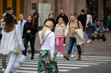 Kyiv, Ukrayna - OCT 01, 2022: İnsanlar, vatandaşlar ve konuklar, başkentin tarihi merkezinde sermaye gezintisinde sıcak bir sonbahar haftasonu geçiriyorlar ve alışverişe çıkıyorlar. Büyük bir şehirde günlük bir sokak hayatı.
