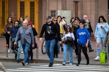 Kyiv, Ukrayna - OCT 01, 2022: İnsanlar, vatandaşlar ve konuklar, başkentin tarihi merkezinde sermaye gezintisinde sıcak bir sonbahar haftasonu geçiriyorlar ve alışverişe çıkıyorlar. Büyük bir şehirde günlük bir sokak hayatı.