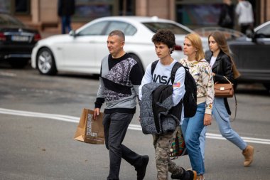 Kyiv, Ukrayna - OCT 01, 2022: İnsanlar, vatandaşlar ve konuklar, başkentin tarihi merkezinde sermaye gezintisinde sıcak bir sonbahar haftasonu geçiriyorlar ve alışverişe çıkıyorlar. Büyük bir şehirde günlük bir sokak hayatı.