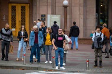 Kyiv, Ukrayna - OCT 01, 2022: İnsanlar, vatandaşlar ve konuklar, başkentin tarihi merkezinde sermaye gezintisinde sıcak bir sonbahar haftasonu geçiriyorlar ve alışverişe çıkıyorlar. Büyük bir şehirde günlük bir sokak hayatı.