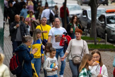Kyiv, Ukrayna - OCT 01, 2022: İnsanlar, vatandaşlar ve konuklar, başkentin tarihi merkezinde sermaye gezintisinde sıcak bir sonbahar haftasonu geçiriyorlar ve alışverişe çıkıyorlar. Büyük bir şehirde günlük bir sokak hayatı.