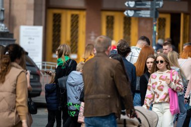 Kyiv, Ukrayna - OCT 01, 2022: İnsanlar, vatandaşlar ve konuklar, başkentin tarihi merkezinde sermaye gezintisinde sıcak bir sonbahar haftasonu geçiriyorlar ve alışverişe çıkıyorlar. Büyük bir şehirde günlük bir sokak hayatı.