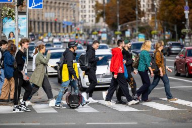 Kyiv, Ukrayna - OCT 01, 2022: İnsanlar, vatandaşlar ve konuklar, başkentin tarihi merkezinde sermaye gezintisinde sıcak bir sonbahar haftasonu geçiriyorlar ve alışverişe çıkıyorlar. Büyük bir şehirde günlük bir sokak hayatı.