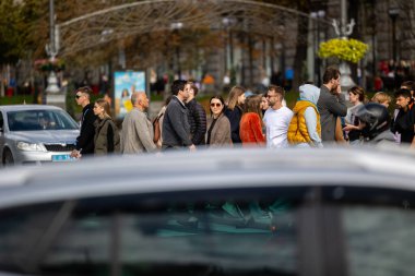 Kyiv, Ukrayna - OCT 01, 2022: İnsanlar, vatandaşlar ve konuklar, başkentin tarihi merkezinde sermaye gezintisinde sıcak bir sonbahar haftasonu geçiriyorlar ve alışverişe çıkıyorlar. Büyük bir şehirde günlük bir sokak hayatı.