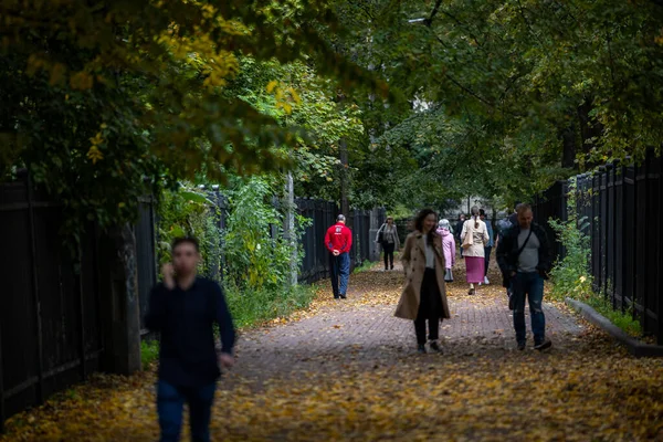 우크라이나 키예프 Oct 2022 사람들 주민들 손님들이 주말에 센터의 거리를 — 스톡 사진