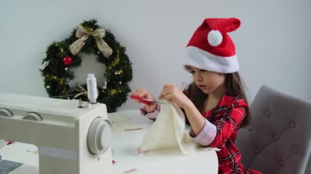Söt liten flicka gör adventskalender. — Stockvideo