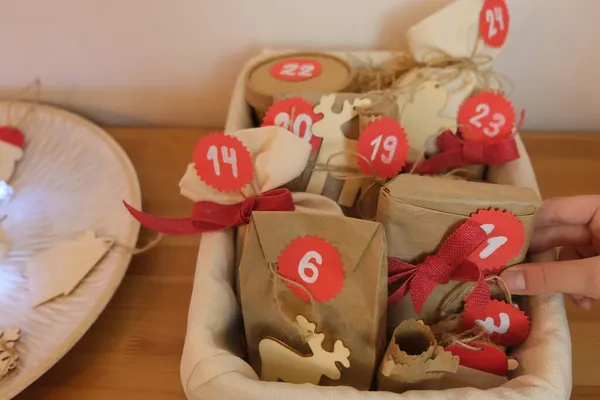 Close up of a woman s hand prepares advent calendar — Stock Photo, Image