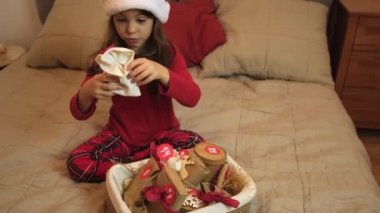 Mutlu meraklı kızın portresi DIY Advent Takvimine bak