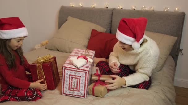 Portrét šťastných dívek hrát s vánoční dárkové krabice — Stock video