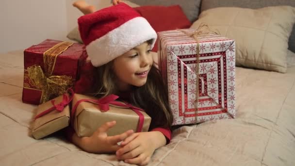 Ritratto di bambina felice gioca con scatole regalo di Natale — Video Stock