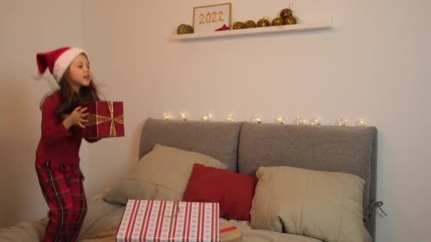 Retrato de niña feliz coger una caja de regalo de Navidad — Vídeos de Stock