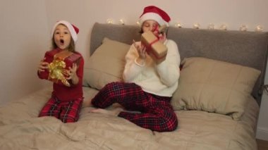 Mutlu kızların portresi Noel hediye kutularıyla oynuyor.