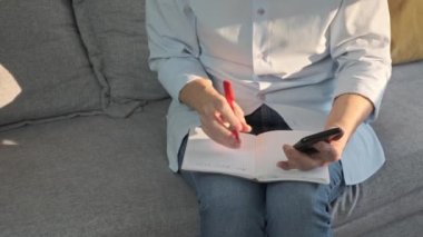 Kendine güveni tam, olgun, orta yaşlı bir kadın.