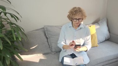 Kendine güveni tam, olgun, orta yaşlı bir kadın.