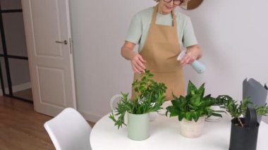 Sunbae, Bitki Evi için sprey sıkıyor.