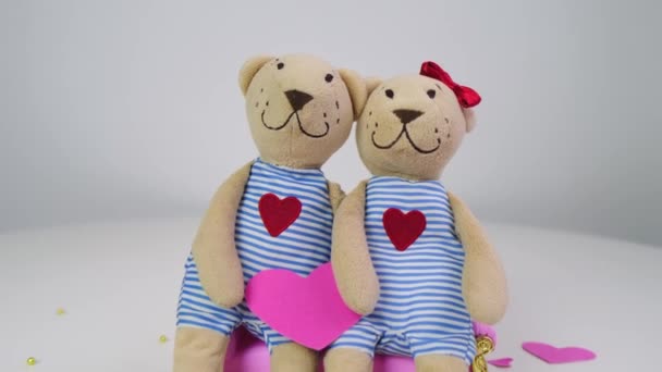 Sevgililer Günü. Aşk kalbi. Bir çocuk oyuncak ayılarla oynar. — Stok video