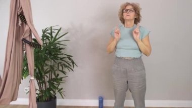 Son sınıf güzeli, gözlüklü sporcu kadın egzersiz yapıyor. 