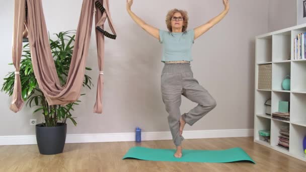 Senior hermosa mujer deportiva con gafas está haciendo ejercicios — Vídeo de stock