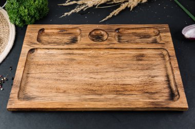 Arkaplanda tahta kesme tahtası