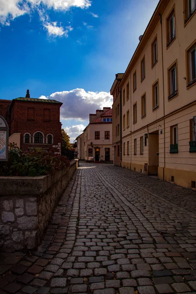 Eski Kazimierz Krakow 'daki terk edilmiş Avrupa caddesinde insanlar yok.
