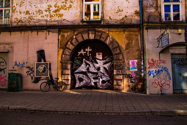 Массивные Деревянные Главные Ворота Старым Европейским Городским Стенам Граффити Правом — стоковое фото