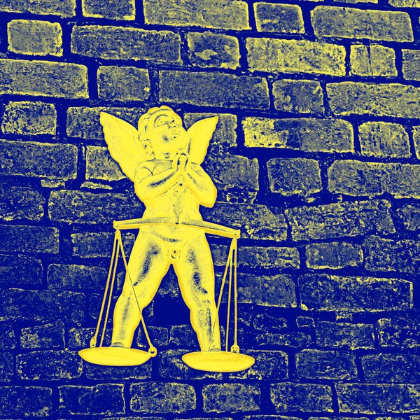 Ángel Azul Fondo Una Pared Ladrillo Amarillo — Foto de Stock