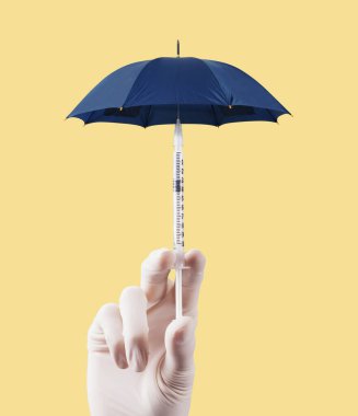 Aşı konsepti tasarımı. Banner, aşı zamanı. Şemsiye şeklindeki şırınga nakledildi. Virüsten kaçınmanın yolu. Salgın hastalıklara karşı aşı olmak. Mavi şemsiye, sarı arkaplan. 