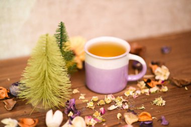 Bitki çayı ve kurutulmuş gül yaprakları. Çam ağacıyla dekoratif fotoğraf çekimi. Macro stüdyo çekimi.