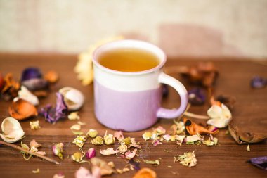 Bitki çayı ve kurutulmuş gül yaprakları. Dekoratif fotoğraf çekimi. Macro stüdyo çekimi.