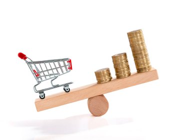 Enflasyon. Alışveriş ve para. Para ve alışveriş arabası tahtadan tahterevallide. Süpermarket alışveriş arabası. Gıda satışlarının büyümesi, pazar sepetinin büyümesi veya tüketici fiyat endeksi kavramı.