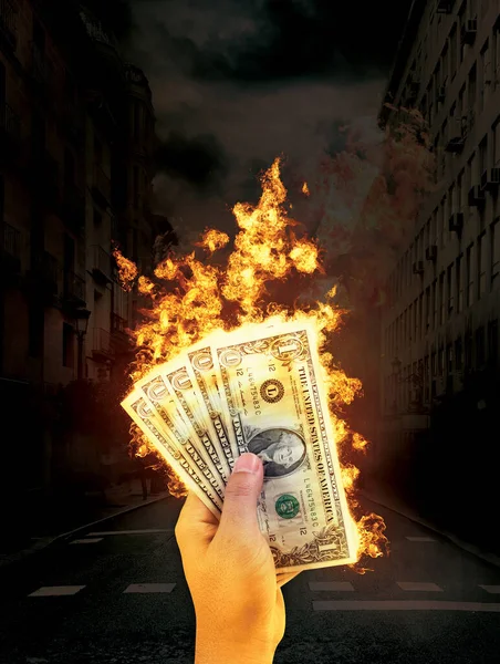 燃烧的美元 拿着燃烧的钱 照片操作 — 图库照片