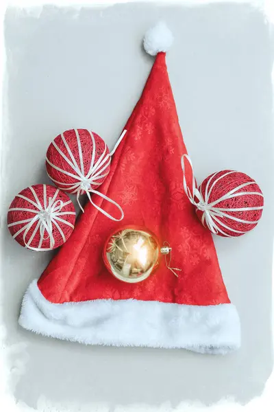 白いフレームと光の背景にクリスマスボールとサンタの帽子 — ストック写真